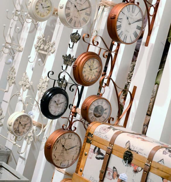 Muebles auxiliares en la tienda de muebles en Cee